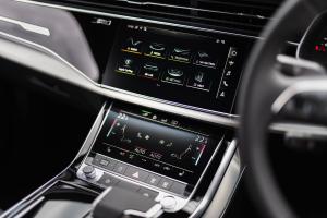 Audi Q7 55 TFSI e Quattro S-Line 2020 года  (UK)
